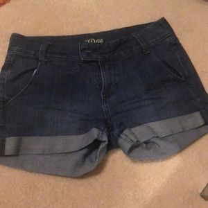 A darker blue jean shorts.